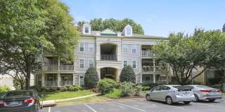 Top-Floor 3BD/3BA seconds to Downtown Crown! Gallery 1