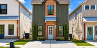 Charming 3-Bedroom Modern Farmhouse Townhome in Edmond Gallery 1