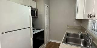 Updated 3 bedroom w/ Large Yard Gallery 9