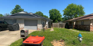 2 Bedroom, 1 Bathroom, Right side of Duplex with fenced-in backyard and 1x Car Garage Gallery 1