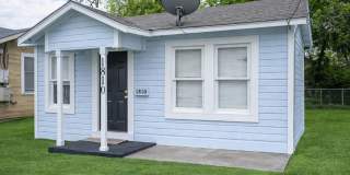 2BR/1BA  Ideal Home Near Downtown Gallery 1