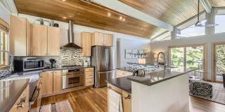 Stunning 4 BDR/2BA Mountain Retreat Gallery 1