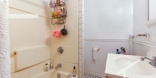 Huge 4 bed in Brookline Gallery 10