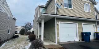 Amazing 3 Bed 2.5 Bath - Townhouse Gallery 1