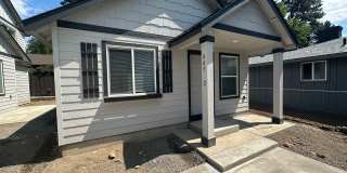 MIDTOWN Newer 2 Bdrm Cottage, 1 bath, Air Conditioning, Laundry Room, Large Patio, Off Street Parking Gallery 1
