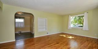 Charming 2 bed 1 bath bungalow with 2nd living room Gallery 6