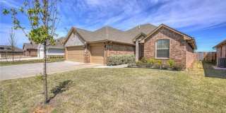 $500 Off First Month's Rent!!! St James Park Home in Norman - Community Pool!  Available in Now! Gallery 42