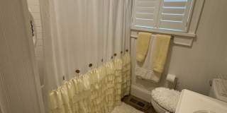 Knoxville 37917 - Available Now! 2 bedroom, 1 bath home - Contact Lisa Vineyard 865-216-9334 Gallery 30