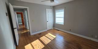 Charming Old Hickory Cottage with Vintage Character Gallery 9