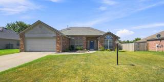 Spacious 3-Bedroom Home in Coweta with Fireplace & Covered Patio! Gallery 1