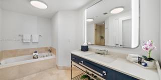 4401 Collins Ave Gallery 4
