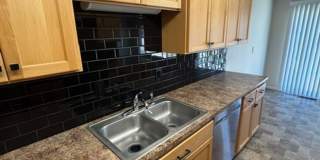 3 Bedroom Home N side of Newberg Gallery 4