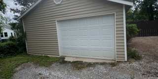 Knoxville 37917 - Available Now! 2 bedroom, 1 bath home - Contact Lisa Vineyard 865-216-9334 Gallery 8