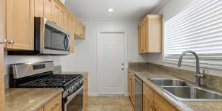 OPEN HOUSE SATURDAY 4/11 - 12PM TO 2PM Sunny and Bright 3 Bedroom End Unit in Yorktown Villas Neighborhood Gallery 12