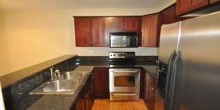2 Bedroom 2 Bath Condo with Pool and Private Parking Space Gallery 4