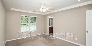 Room in 3 Bedroom Home at Ridge Ave Gallery 25