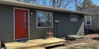 Charming 2BR Apartment Near Downtown Urbana + Garage Gallery 1