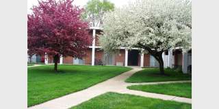 Elmhurst One Bedroom Apartment ~ Parking Included ~ Cats Welcome Gallery 1