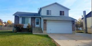 Spacious 5-Bed Clearfield Home with Garage  Fenced Yard Gallery 1