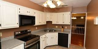 Nice townhouse in Little Neck! Gallery 1