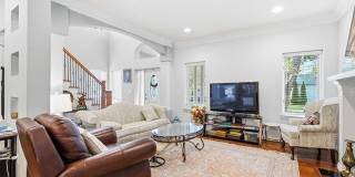 418 Oak Street Gallery 14