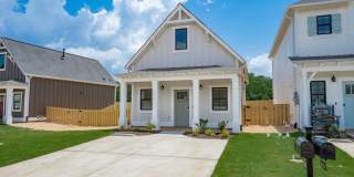 One Bedroom Cottage with Fenced Backyard! Gallery 3