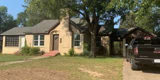 2/1 with bonus room FENCED YARD PET FRIENDLY Gallery 1