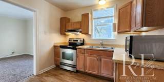 Bright & Cozy Top-Floor Apartment Near Shipyard Gallery 1