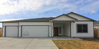 3 Bedroom, 2 Bath + Office Home in Benton City Gallery 1