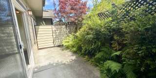 Spacious and bright 2 bed 2.5 bath Townhouse Gallery 24