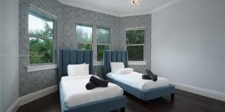 545 SW Indianola St Gallery 17