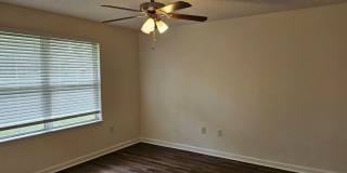 $1550 - 3/2/1 - Great Location Duplex B Section Gallery 9