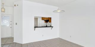 Spacious 2 Bed/2.5 Bath Townhome in POOL CONDO COMPLEX! Gallery 10