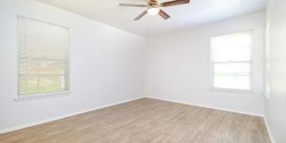 Modern 4-Bedroom House Near Leon Valley Gallery 16