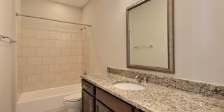 Bright & Stylish 3BR Flat in the Historic District — Gated Parking Gallery 14