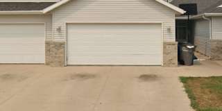 4 Bed, 3 Bath Townhome in Village Green! Gallery 1