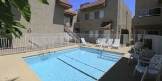 Warner Courtyard Apartments Gallery 23