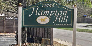 Charming 2BR Condo with Vaulted Ceilings, Fireplace & Pool Access Gallery 3