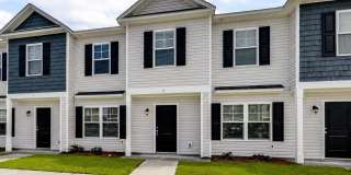 Lovely 3 bedroom and 2 1/2 bath townhome Gallery 1