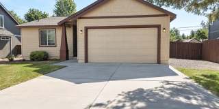 Spacious 3BR Home with Private Yard Near Alpenglow Park Gallery 1