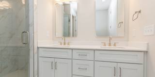 Beautiful 3BR 2.5BA Townhome w/ Full Appliance Kitchen • Garage Parking • Ultra-Modern Gallery 17