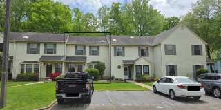 Rare opportunity in North Edison! Spacious 2-bed and 1.5-bathroom townhouse! Gallery 1