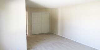 Warner Courtyard Apartments Gallery 13