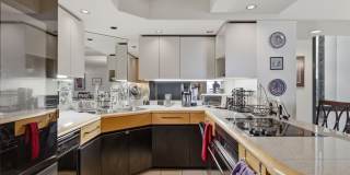 66 Queen Street unit: 1605 Gallery 7