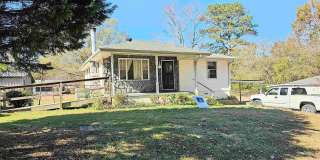 Charming 3BR/1BA Cottage with Spacious Yard Gallery 1