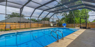 4 Bedroom with a pool in Crestview!!! Gallery 1