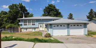 Large Four Bedroom House with Double garage and Fenced Yard Gallery 1