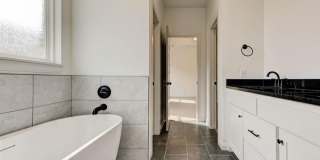 Beautiful! 4-Bed Home in Mustang Gallery 27