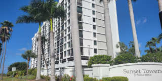 Beautifully renovated 2/2 condo downtown Sarasota with view of Bay! Gallery 1