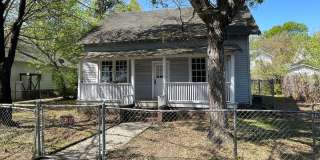 2 bedroom 1 bathroom house with fenced yard available Gallery 1